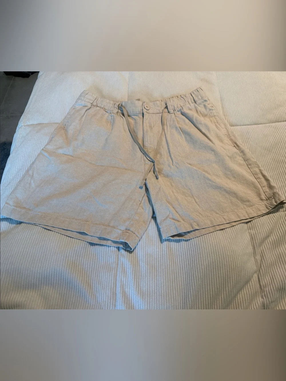 Men’s Relaxed Linen-Blend Drawstring Bermuda Shorts in Light Beige
